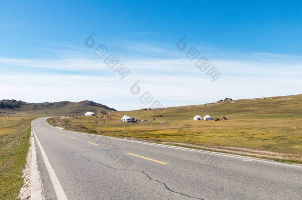 在草原和游牧背景的道路, 新疆