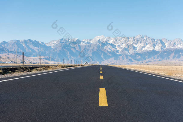 公路和雪山, 道路穿过大峡谷, 新疆安吉海