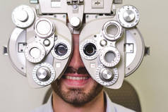 男子检查眼睛与眼科检查设备