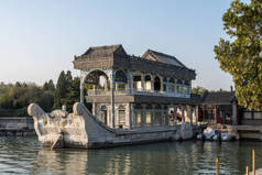 中国北京郊外颐和园的大理石船