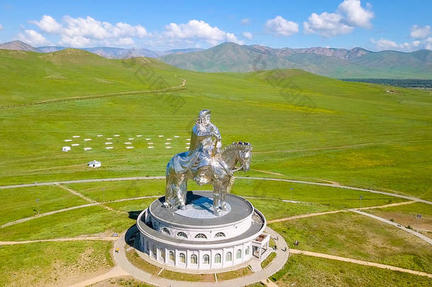阳光明媚的天气下的<strong>成吉思汗</strong>马术雕像。蒙古, 乌兰巴托, 无人机