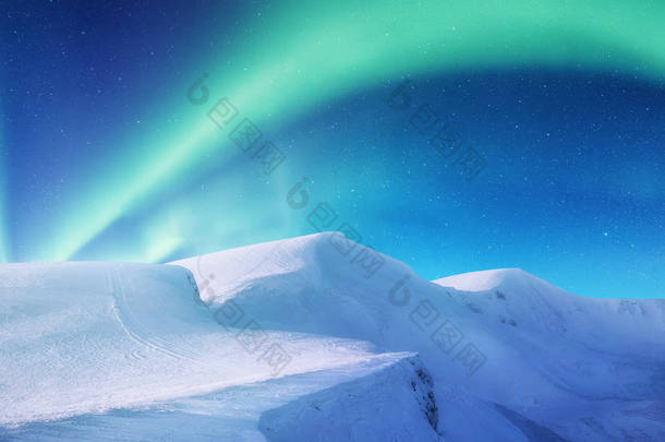挪威洛福敦群岛上的北极光。山上绿色的北极光。<strong>夜晚</strong>的天空与极光。夜冬天<strong>风景</strong>与极光。挪威的自然背景