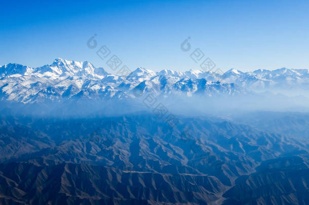 山<strong>天山</strong>景观, <strong>雪山</strong>和陆地纹理, 从飞机上的看法