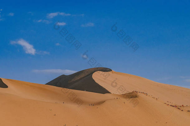 <strong>甘肃</strong>省敦煌明沙山蓝天下的沙丘和沙漠景观