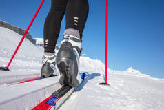 越野滑雪: 女子越野滑雪冬日 (运动模糊图像)