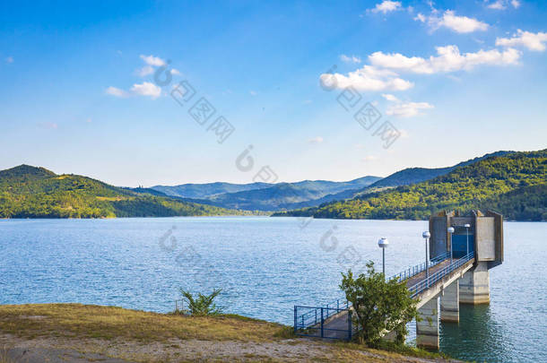 夏季阳光明媚的日子, 可以欣赏布多尼加湖的美景。用作干式水库