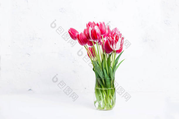 美丽的红色郁金香花花束在玻璃花瓶在白色的背景, <strong>浪漫</strong>的静物, 快乐的母亲节, 情人节, 生日快乐, 春天<strong>季</strong>节, <strong>浪漫</strong>和爱情的概念