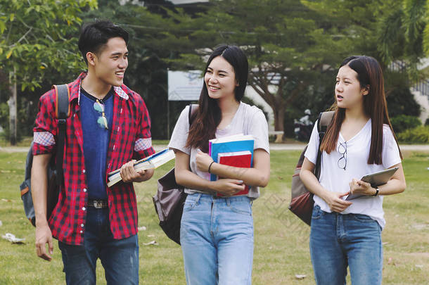 亚洲团体教育、校园、友谊和人民概念小组的快乐青少年学生与学校文件夹。-图片仅供参考