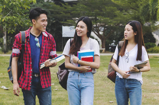 亚洲<strong>团</strong>体教育、校园、友谊和人民概念小组的快乐<strong>青</strong>少年学生与学校文件夹。-<strong>图片</strong>仅供参考