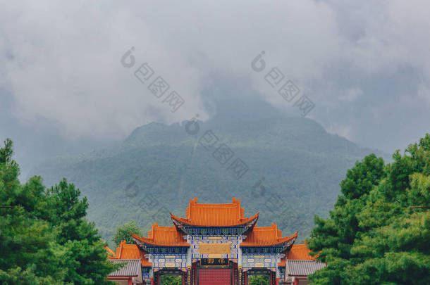 云南大理崇圣寺对成山云朵的中国传统建筑观