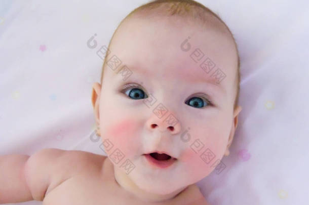 小开朗的女婴宝宝需要日光浴和空气浴, <strong>皮肤</strong>浸渍。婴儿的脸颊<strong>发红</strong>, 类似于冻伤.