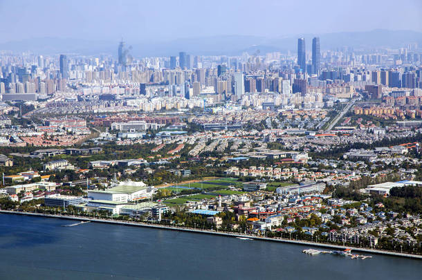 中国昆明, 现代数百万城市的美景。昆明是云南省的省会, 是中国西南最著名的城市, 东南亚位于滇池北岸的沿岸.