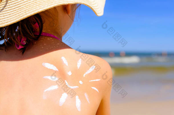 在海滩上晒黑的女孩化妆水以太阳的形式