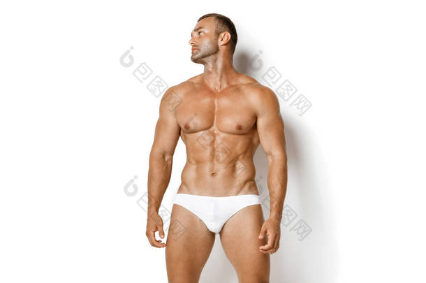 强剥离<strong>肌肉男</strong>模特在白色内衣上白色孤立的字体背景