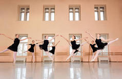 在大型舞蹈工作室练习古典芭蕾的中等少女群体