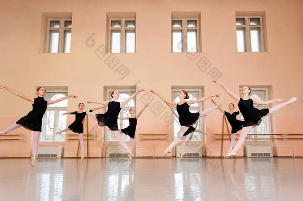 在大型舞蹈工作室练习古典芭蕾的中等少女群体