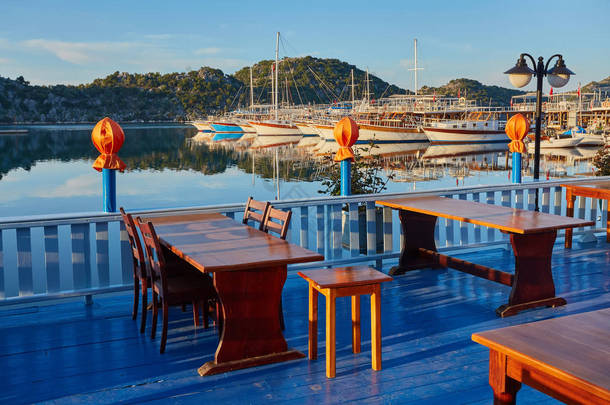 舒适的露台的当地餐馆提供多样性的海洋食品和下清凉的晚风，Kekova，土耳其土耳其菜