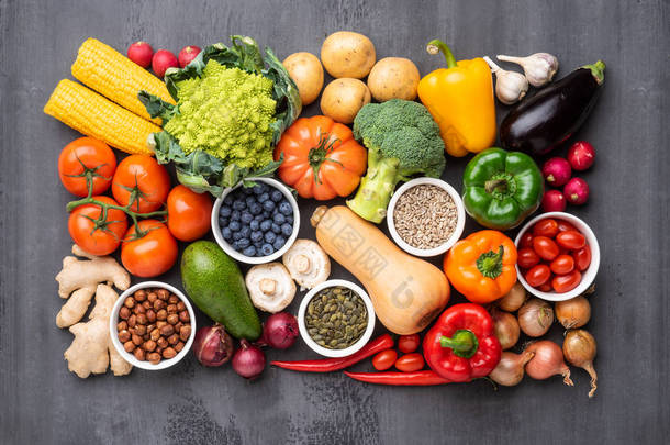健康<strong>饮食</strong>配料：新鲜蔬菜、水果和超级食品。营养，<strong>饮食</strong>，素食概念。具体背景