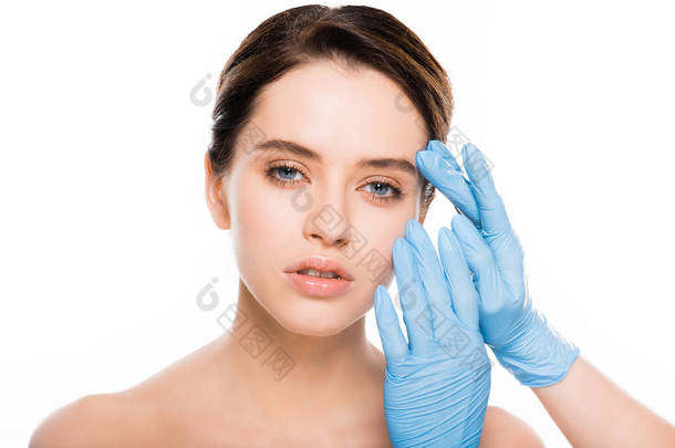 裁剪的意见<strong>整形</strong>外科医生在乳胶手套触摸在白色孤立的黑发妇女的脸