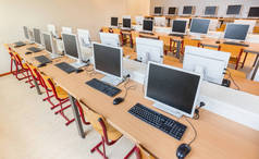 学校中有成排的台式计算机