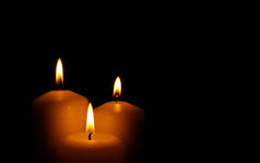 燃烧蜡烛作为永恒记忆的象征.