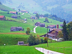 瑞士圣加仑斯坦斯坦州 Obertoggenburg 地区的农村传统建筑和牲畜养殖场