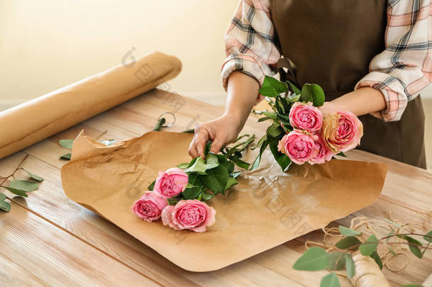 花店制作美丽的花束在桌子上