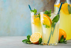 两杯柠檬水或莫吉托鸡尾酒加柠檬和薄荷糖，冷饮或冰镇蓝调饮料。复制空间