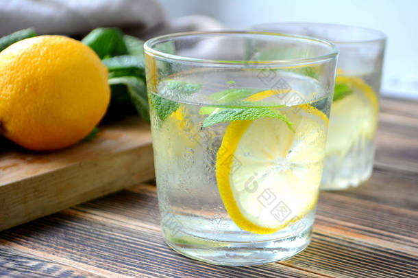 冷清爽柠檬水与新鲜的薄荷和柠檬在玻璃<strong>夏季</strong>饮料