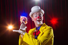 马戏团小丑表演数字。穿着小丑装的男人，有玩具