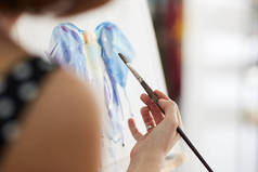 在艺术工作室的画架上绘画的过程
