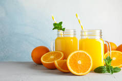 玻璃罐，新鲜橙汁，小管，橙子和薄荷