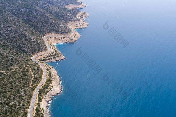 海岸线的空中景观和公路海景。汽车沿着土耳其阳光明媚的地中海海岸线行驶在空荡荡的柏油路上行驶。旅游汽车沿着风景秀丽的沿海公路行驶 .