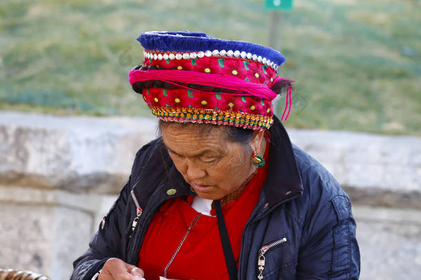 云南省舟城村市场上的云南少数民族妇女穿着传统服饰。 中国云南舟城村- 2018年11月.