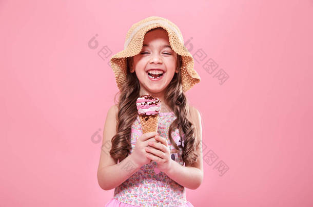 一个在<strong>彩色</strong>背景上有<strong>冰淇淋</strong>的快乐小女孩的肖像