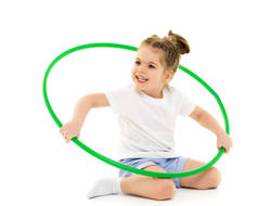 一个穿着白色T恤的小女孩带着圈圈进行练习.