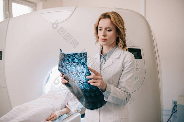 周到的放射科医生检查患者诊断期间的断层扫描诊断