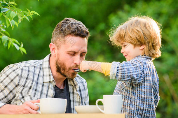 有机和天然食物。健康食品。家庭日<strong>联谊</strong>。他们喜欢一起吃饭。周末早餐。小男孩和爸爸在一起父亲和儿子在户外吃饭。家庭是最好的