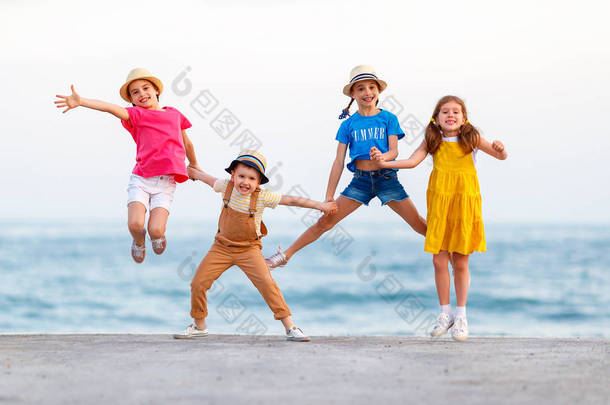 一群快乐的孩子在<strong>总结</strong>中跳海