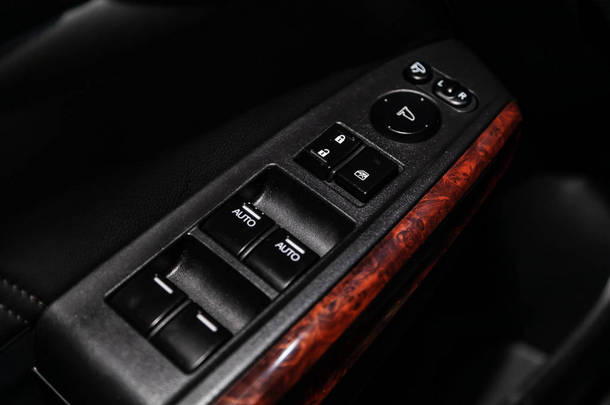 现代汽车的内饰设计：车窗<strong>调节按钮</strong>，车门锁。豪华威望汽车内饰.