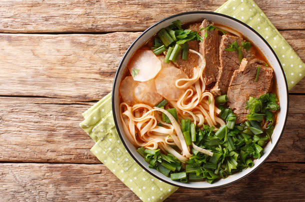 兰州市牛肉面汤在碗里的特写很容易吃到。 Hori