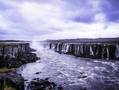 冰岛北部塞尔科斯瀑布的壮丽景色