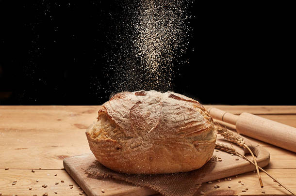新鲜出炉的<strong>面包</strong>。<strong>面包面包</strong>在木制背景，食物特写。<strong>面包</strong>在离开。未上叶<strong>面包</strong>.