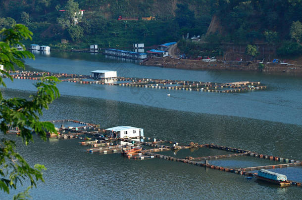 中国云南红河沿岸养鱼场