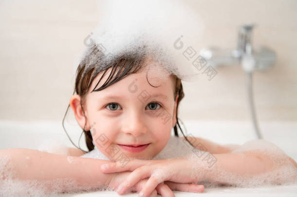 小女孩在洗澡玩泡沫