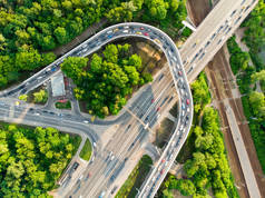 照片从多层道路与交通堵塞，绿色森林