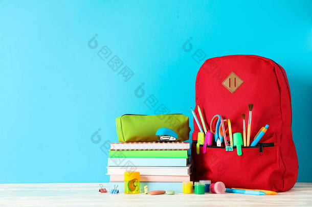 木桌上的校用品，背景是色彩、空间