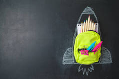带着小包背包、学习用品回到学校概念