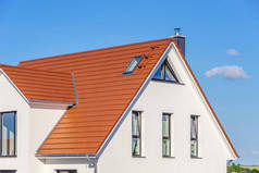 房子与红色瓷砖屋顶