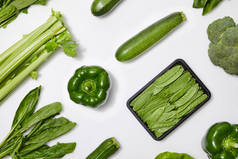 白色背景的绿色营养蔬菜顶视图